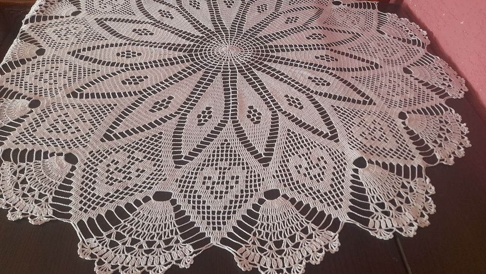 Вязана крючком скатерть
