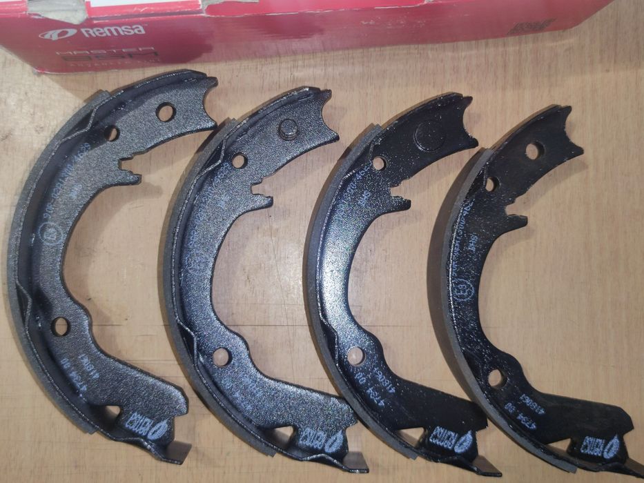 473400 REMSA комплект  колодок  ручного гальма для Subaru