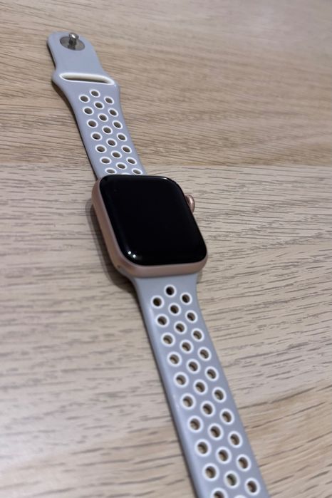 Apple Watch 6, Rose gold, 40mm
