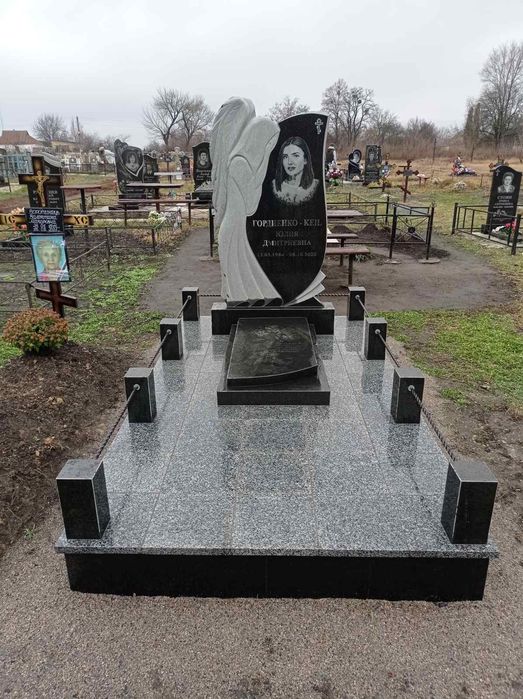 Виготовлення пам'ятників і бетонування площадок.