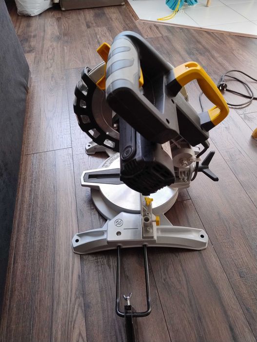 CMI Piła ukosowa 1450W 210 mm