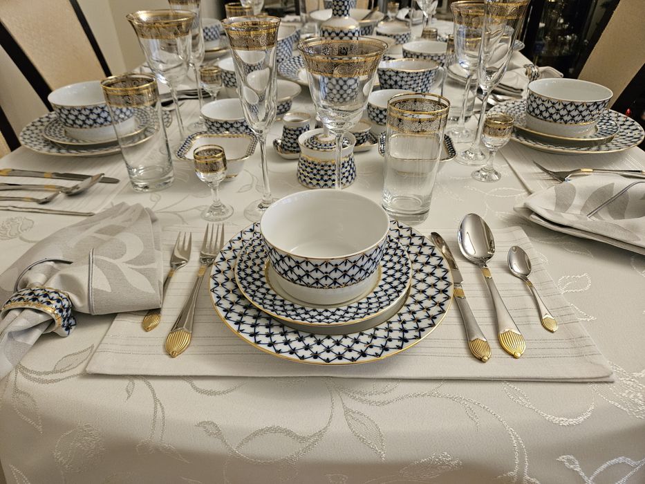 Zestaw obiadowy (kobaltowa siatka) IPM (dawny Łomonosow) na 12 osób.