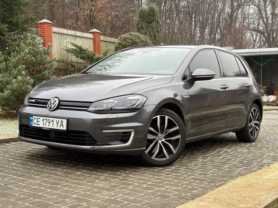 Авто без ДТП, без будь-яких пошкоджень та підфарбувань — 100% заводська фарба. Доглянуте, технічно та візуально у доброму стані.

Оригінальний пробіг — 79 000 км, підтверджений сервісною історією у офіційного дилера VW

Дбайлива експлуатація
2 комплекти шин + оригінальна зарядка в комплекті

Авто завжди заряджалося до 80% на повільній домашній зарядці — швидкісна зарядка використовувалась лише кілька разів. Це суттєво подовжує ресурс батареї.

Майже максимальна комплектація, 2 комплекти шин та рідна зарядка в комплекті. Більше деталей за телефоном.

Комплектація e-golf:
- Безключовий доступ за запуск з кнопки
- Шкіряний салон
- Тепловий насос
- Колісні диски "Madrid" R17
- LED адаптивна оптика з асистентом
перемикання світла
- LED адаптивні задні ліхтарі з динамічними
поворотниками
- Камера заднього ходу
- Лобове скло з електропідігрівом
- Динамічні фари з вирізанням зустрічного автомобіля
- Дзеркала з функцією складування та підігріву
- Підігрів передніх сидінь
- Адаптивний круїз-контроль
- Асистент контролю дистанції
- Асистент виявлення перешкоди та автоматичного гальмування
- Асистент сліпих зон
- Асистент руху по смузі
- Асистент зміни смуги руху
- Асистент розпізнавання дорожніх
- Мультимедійна система "Discovery media"
- Android auto Ta Apple CarPlay
- Асистент розпізнавання втоми
- Атмосферне підсвічування салону
- AutoHold
- Два ключі
- Тонування

Готовий до будь-яких перевірок
Детальніше — за телефоном

VW, VAG, Гольф