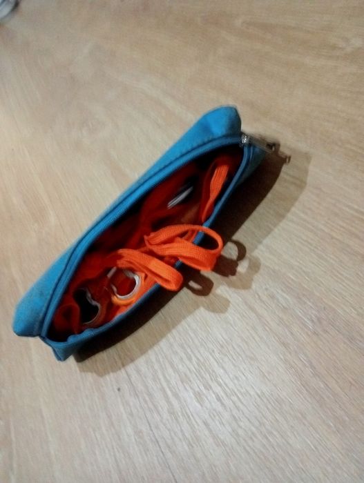 5 canetas com um tira caricas e um porta lápis simples