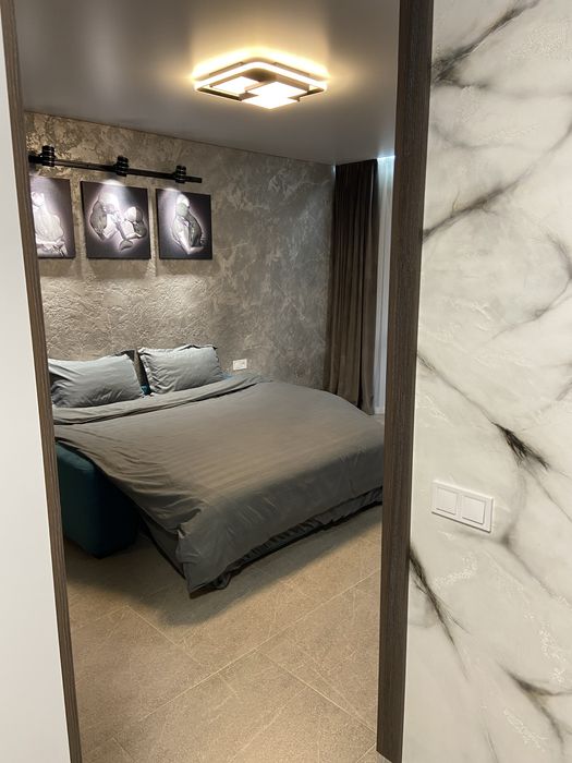 Здам  1-к командирувальним ,біля площі Володимира Великого