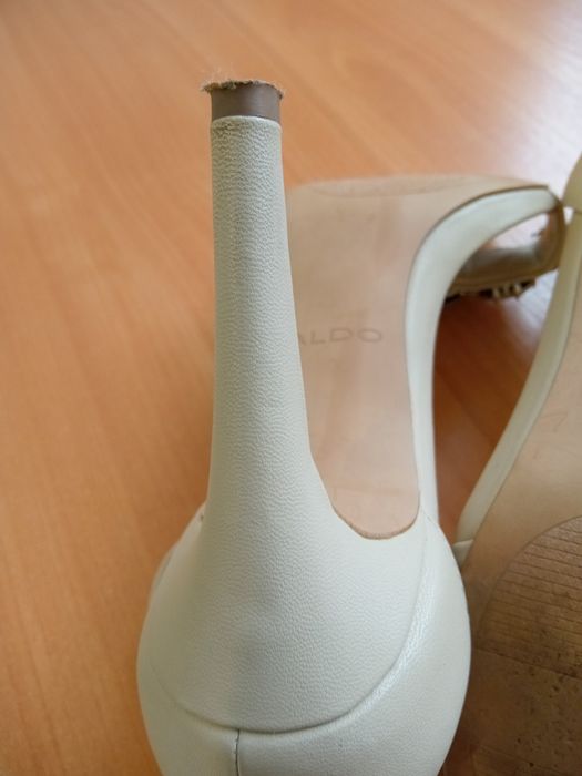 Продам босоножки со стразами.