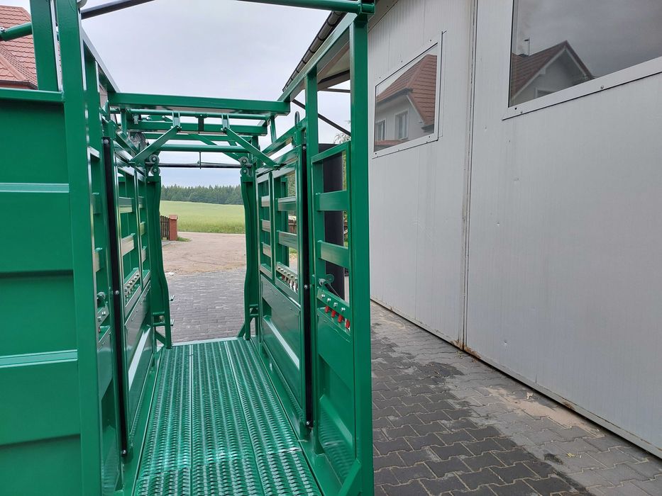 poskrom, klatka dla bydła z wagą inwentarzową