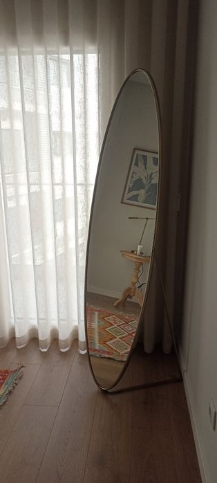 Espelho oval, em metal, alt. 169,5cm Koban