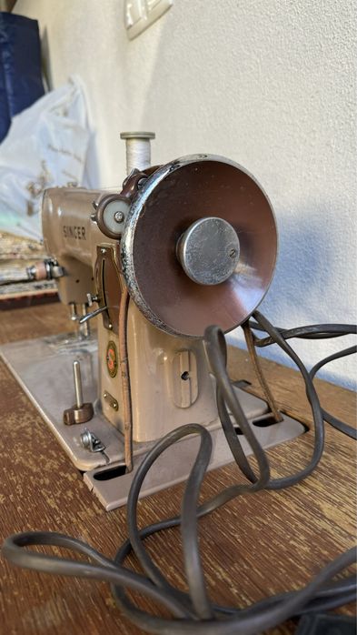 Maquina antiga de costura já eletrificada SINGER