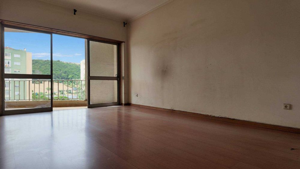 T3 para Remodelar | Excelente Potencial | Póvoa de Santo Adrião e Olival Basto