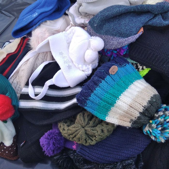 Worek używanych czapek 108 szt