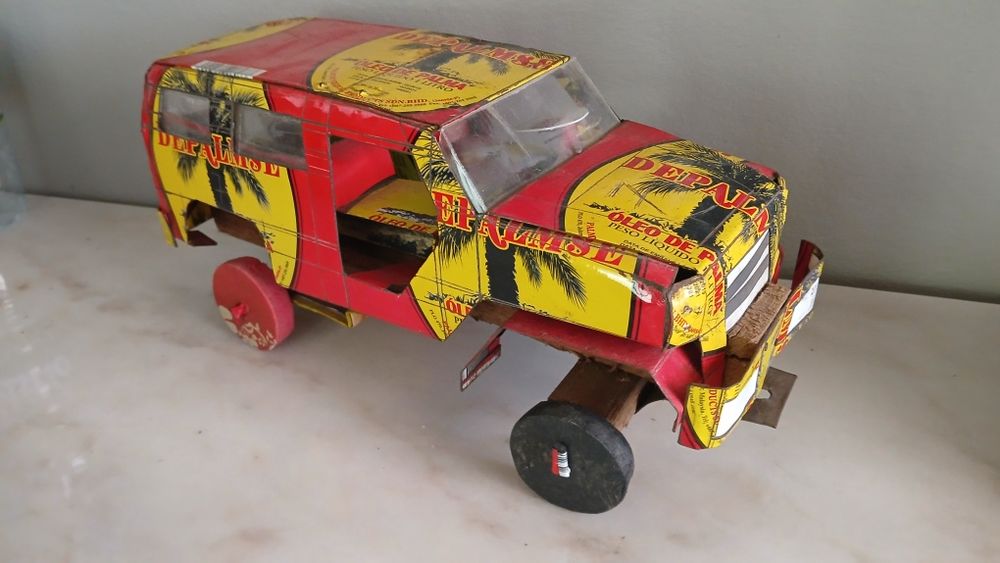 Carros de Brincar Artesanais em Lata – Origem Angola