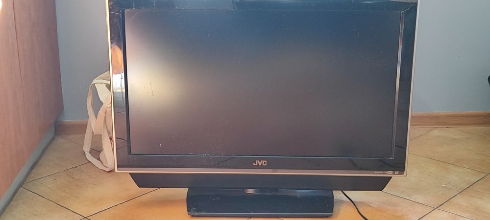 Telewizor  JVC  LCD 32" + pilot i dekoder DVB-T gratis