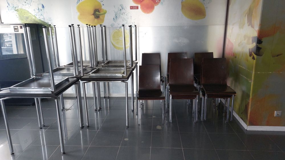 Cadeiras e mesas de esplanada