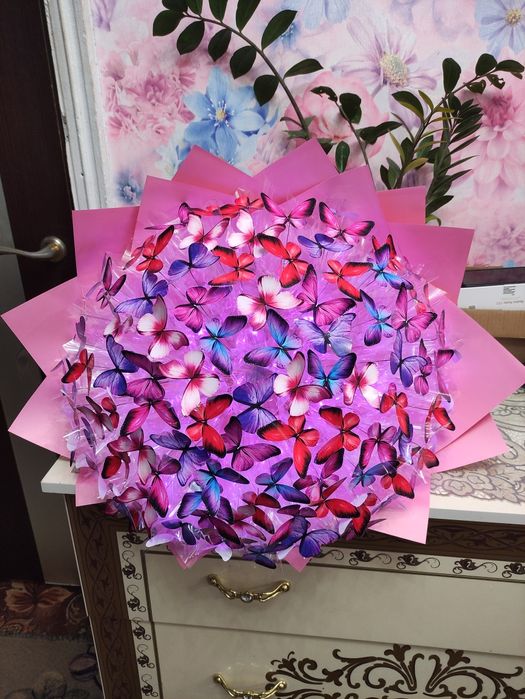 Букет с бабочками та трояндами. Подарунок