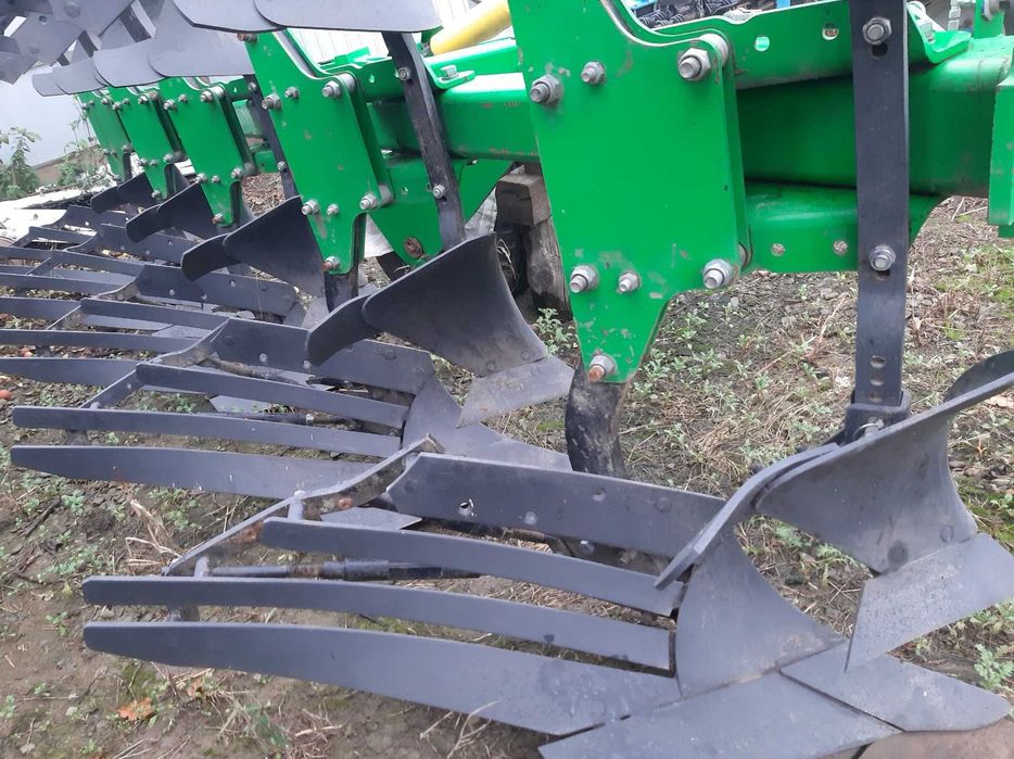 Продам плуг ВЕЛЕС-АГРО  напівнавісний оборотний
