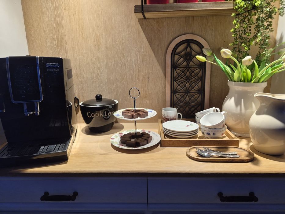 Kredens dębowy, kącik kawowy, coffee corner