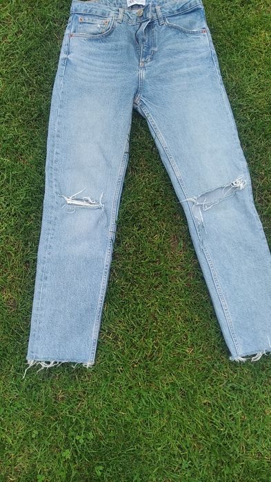 Jasne niebieskie jeansy z rozdarciami Zara S 36