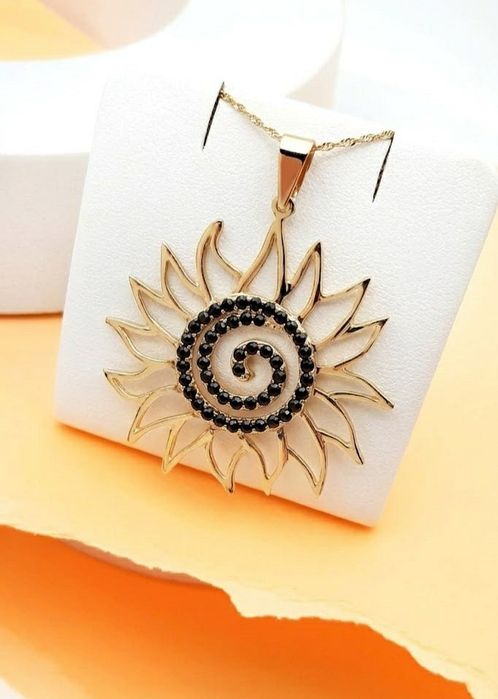 Złota zawieszka słońce z czarnymi cyrkoniami