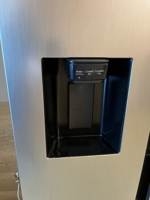 Lodówka Samsung, model RS68N8661S9