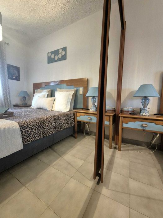 Roupeiro Elegante com Portas Espelhadas