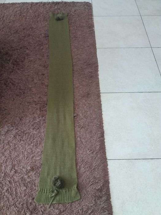 Cachecol verde com pompons