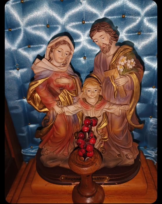 Oratório em madeira  feito artesanalmente   da sagrada família