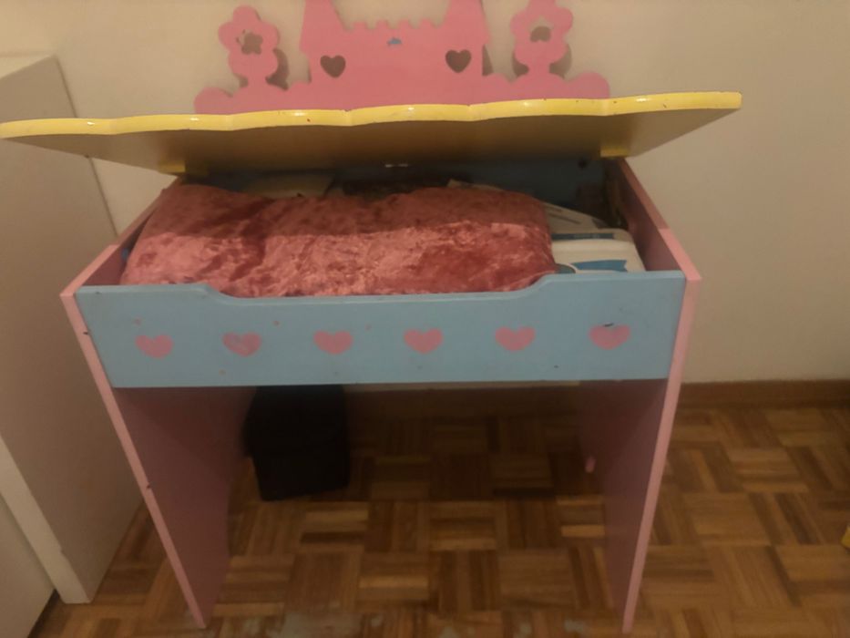 Secretaria e móvel menina