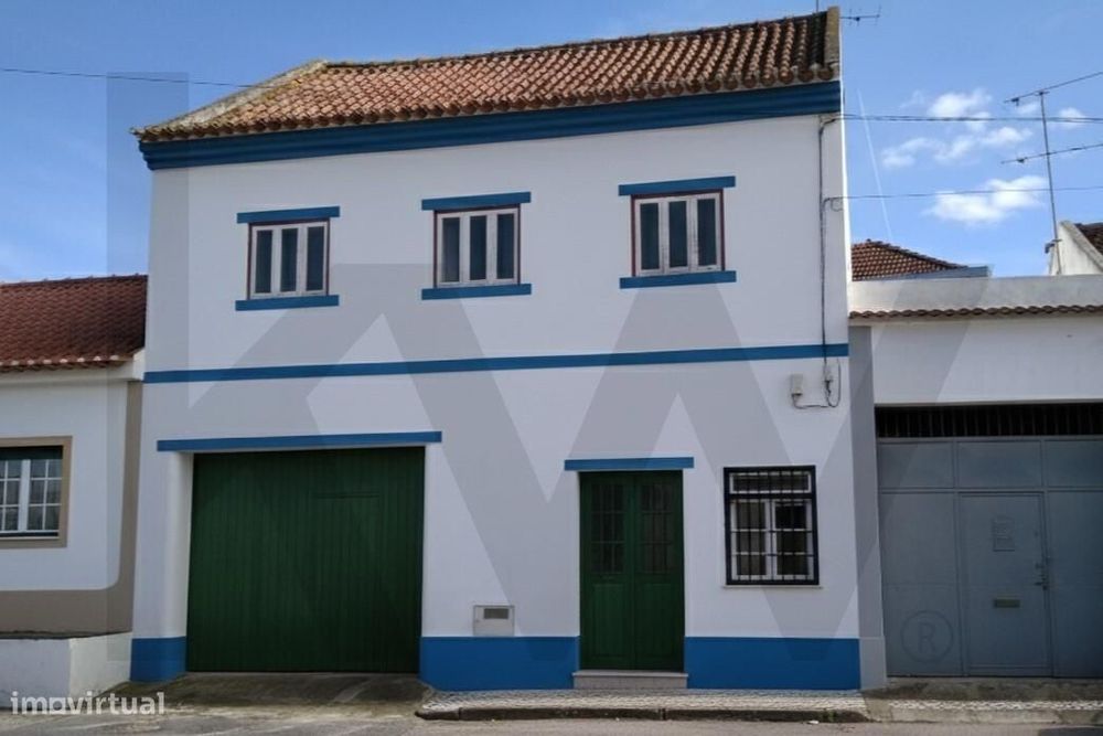 Moradia T2 + 1 com adega, anexos, pomar e furo para venda na Carreguei