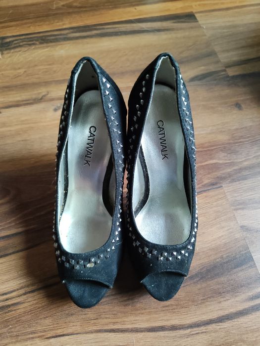 Czarne szpilki z ćwiekami