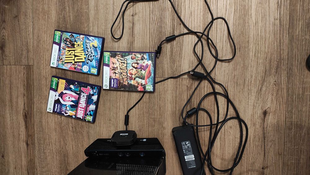 Xbox 360 plus Kinect plus 3 gry Kinect (just dance and Kinect stories)