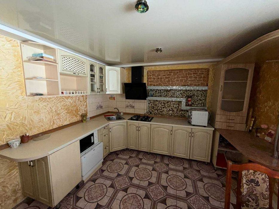 Шикарний будинок з терасою ,  яких мало, вкладено багато коштів !