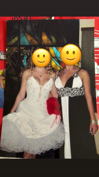 Біла корсетна випускна сукня