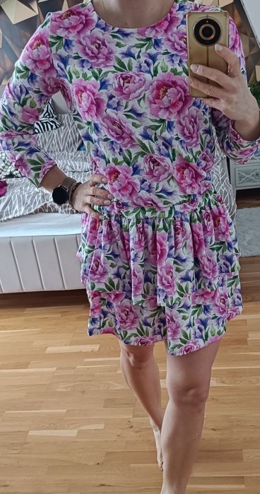 Sukienka z falbaną w róże ! Rozmiar uniwersalny! Jak nowa!