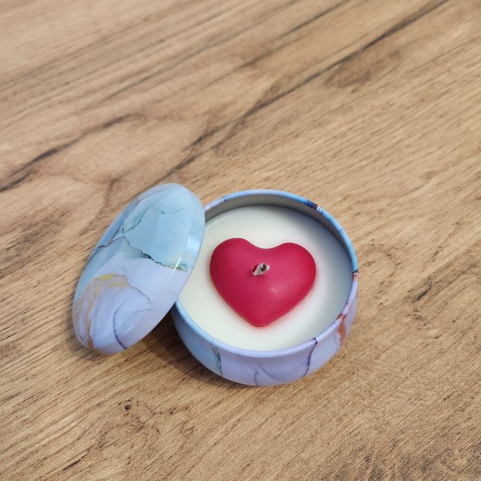 Świeca sojowa w puszce o zapachu ananasa