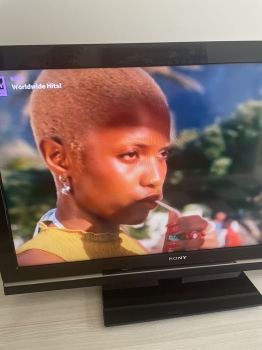 TV Sony Bravia 40 cali (99 cm x 68 cm)