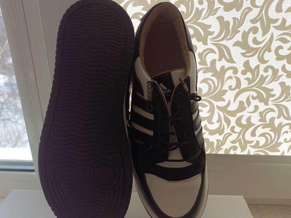 Кросівки в новому стані