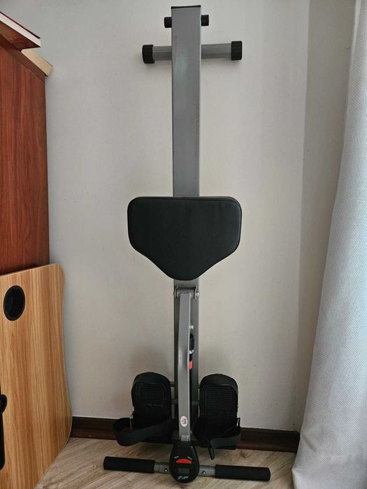 Máquina de remo, ideal para treino cardiovascular em casa.