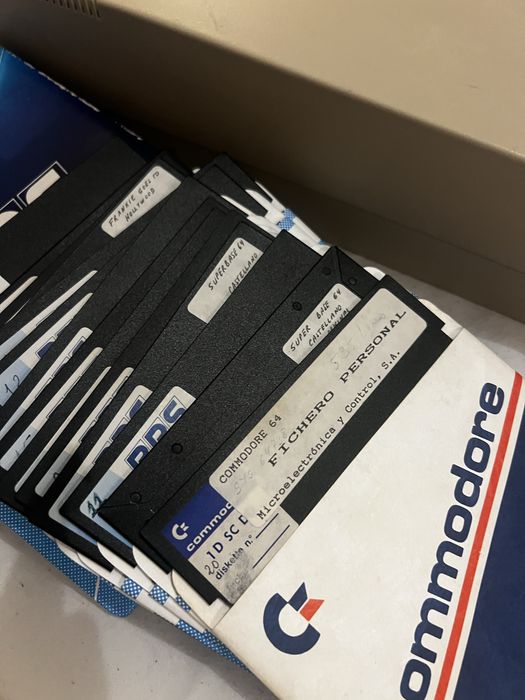 Commodore 64C + Drive Floppy Disk 1541 Pack