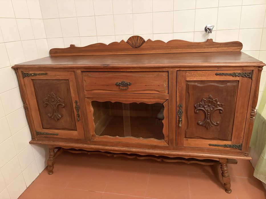 Aparador antigo em madeira maciça
