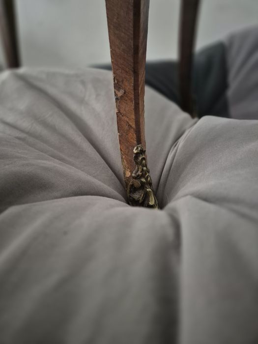 Elegancka szafka ludwikowska – styl Ludwik XV, drewno