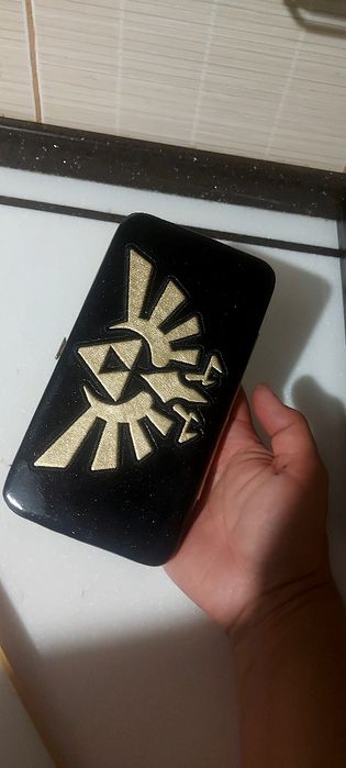 Кошелёк с золотистым изображением Королевского герба Хайрула