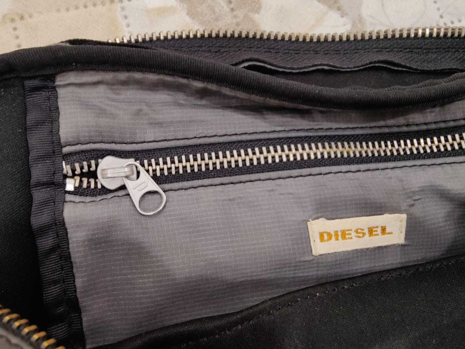 Mala tiracolo Diesel em estado semi-novo 30x38 cm