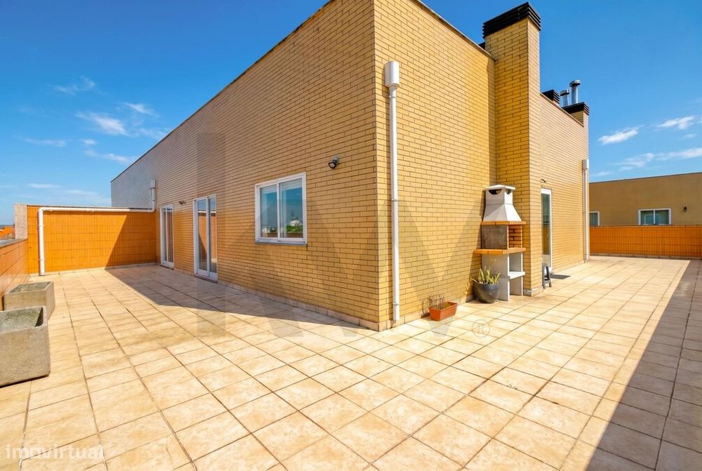 Apartamento T1+1 renovado com terraço e garagem box em Oliveira do Dou