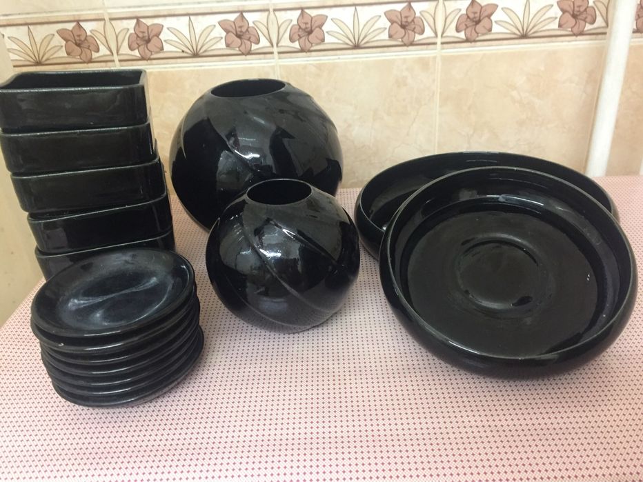 Черная керамическая посуда вазы тарелки блюдца пиалы - Румыния