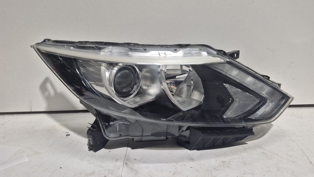 Lampa przednia Nissan Qashqai