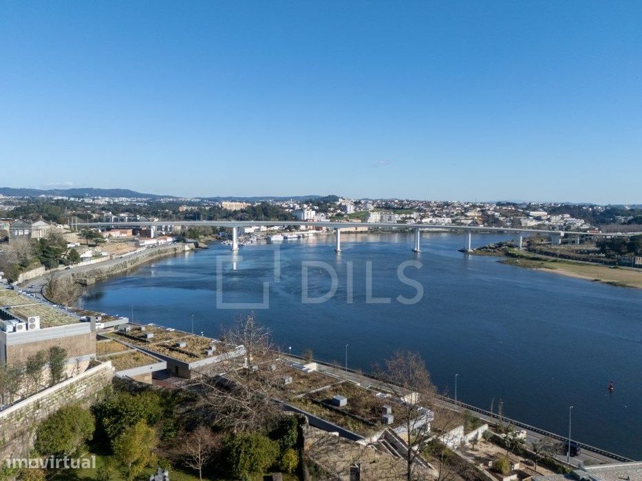 Moradia T3 Triplex, com jardim e terraço, frente ao Rio Douro