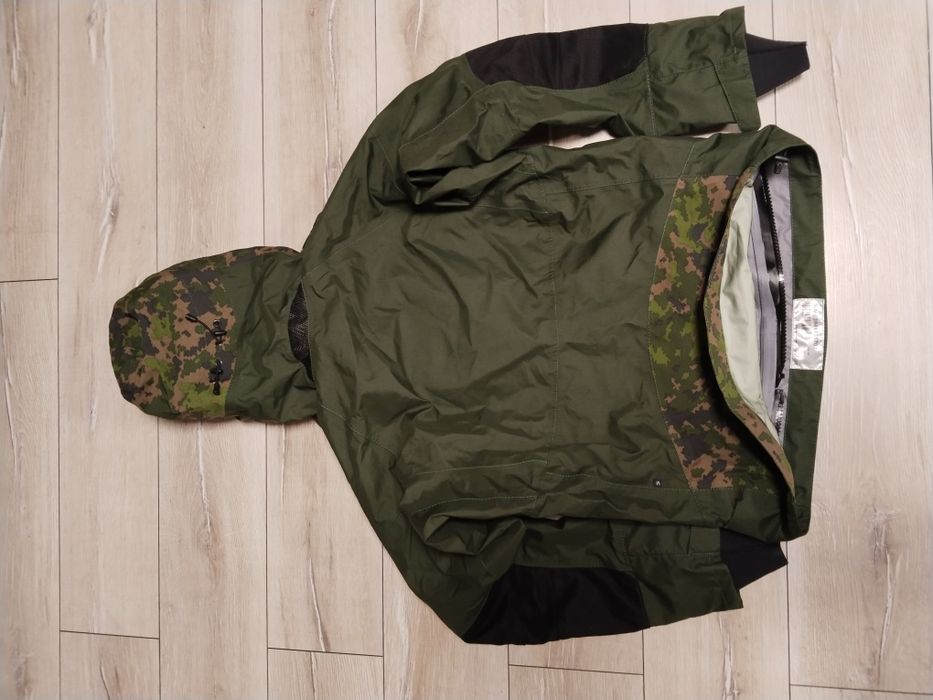 Сухий гідрокостюм з утеплювачем.