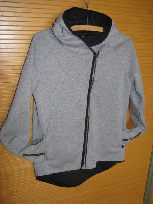 Bluza z kapturem i asymetrycznym zamkiem S-L