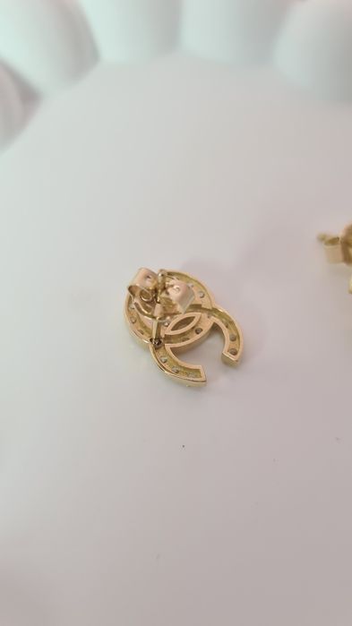 Złote kolczyki wkręty typu Chanel małe białe cyrkonie błyszczące 585